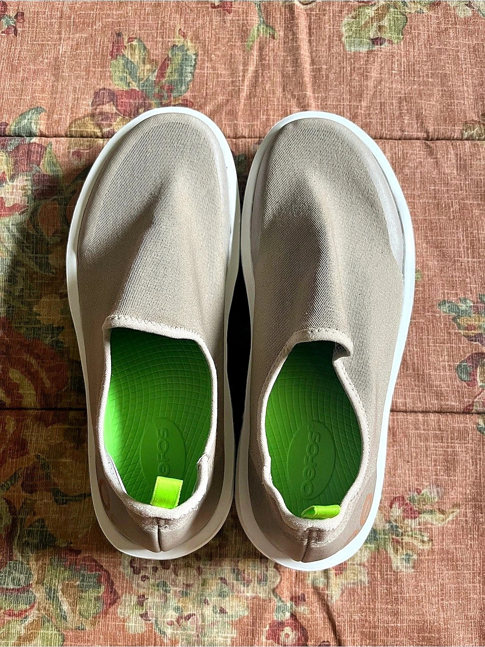 OOFOS OOmg eeZee Low Slip-On Sneakers Tan EUC Size 9